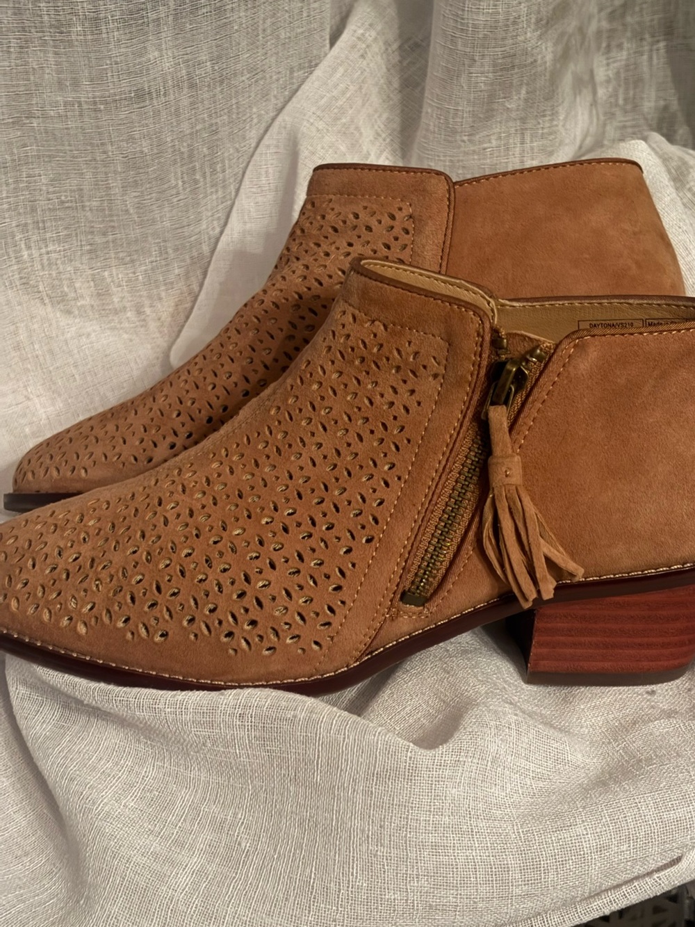 Vionic Dayton Perforated Leather Ankle Booties Tan Suede Block Heel Sz 7.5